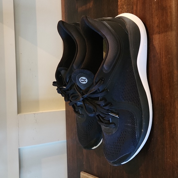 Lululemon Blk running shoe - womans sz 10. - Picture 7 of 8